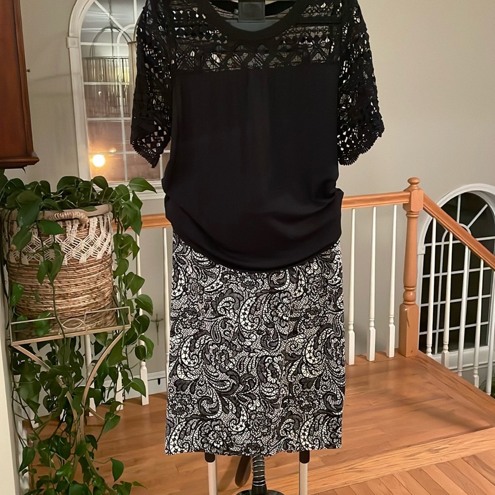 Black and white pencil skirt with Pasley pattern and stretch knit, size 18.